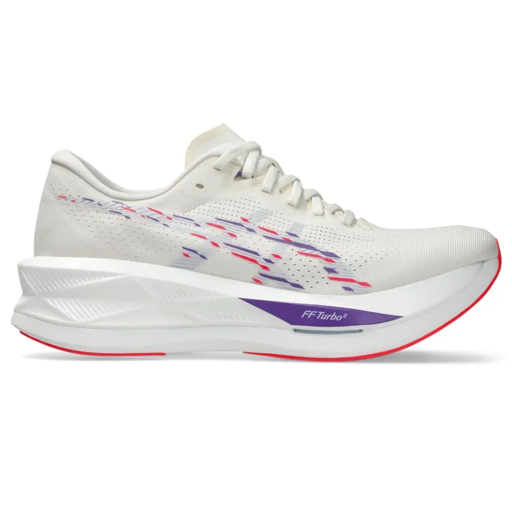 Tênis de corrida feminino Asics Sonicblast branco com detalhes em azul e vermelho, vista lateral mostrando design moderno e fechamento por cadarço